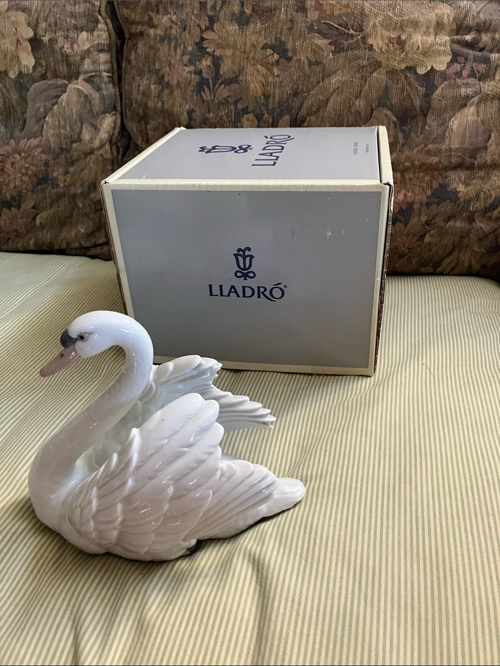 Lladró White Porcelain Swan Figurine